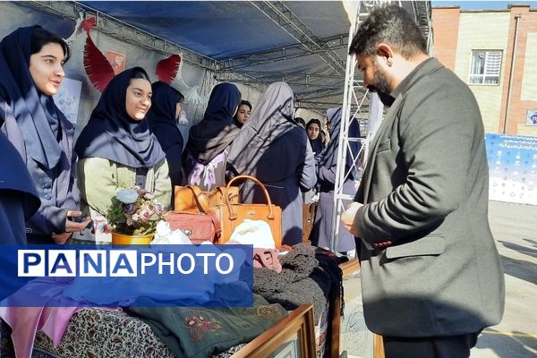 اولین نمایشگاه ماها در دبیرستان فرزانگان ۲ دوره دوم ناحیه ۷ مشهد