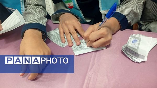 دموکراسی در عمل؛ انتخاب اعضای شورای دانش‌آموزی در مدرسه مشکات