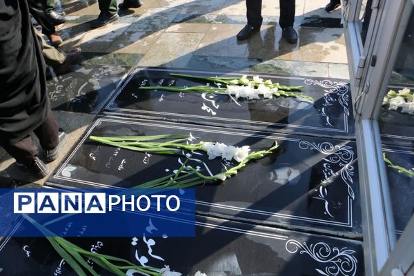 گلباران مزار شهدا به‌مناسبت هفته دفاع مقدس در آستان مقدس امامزاده بی‌بی سکینه ملارد