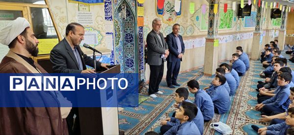 نمازجماعت پایه هشتم مدرسه زمانی با حضور مدیر آموزش و پرورش منطقه ۱۹ 