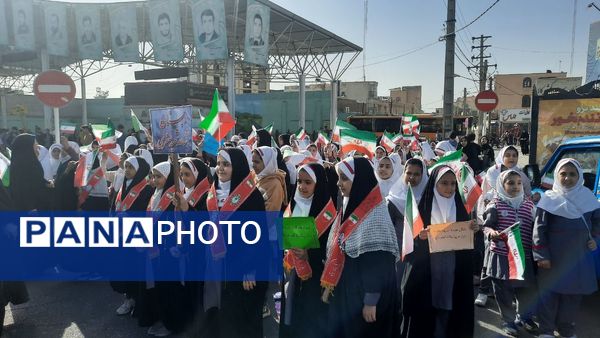 راهپیمایی پرشور دانش آموزان ساوجی در یوم الله ۱۳ آبان