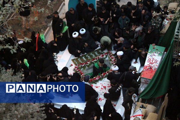 جلوه‌هایی از حضور نوجوانان در مراسم تشییع و خاکسپاری شهدای گمنام