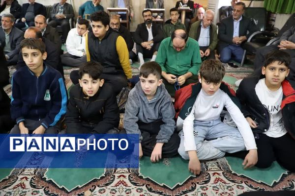 نهج‌البلاغه‌خوانی نماز‌گزاران کمالشهر پیش از خطبه‌های نماز 