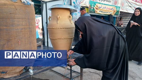 دانش‌آموزان با عشق در موکب امام حسین (ع) پذیرای زائران شدند