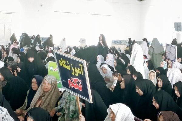 حضور دانش آموزان در نماز جمعه کاشمر