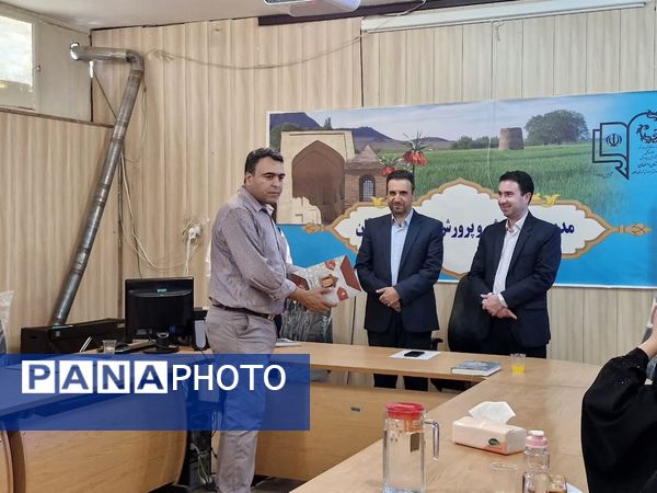 نشست خبری مدیر آموزش و پرورش شهرستان دهقان با اصحاب رسانه به میزبانی خبرگزاری پانا