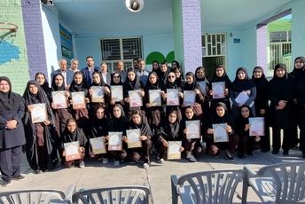 تقدیر از دانش‌آموزان موفق در آزمون تیزهوشان و نمونه دولتی در دبیرستان دخترانه شاهد
