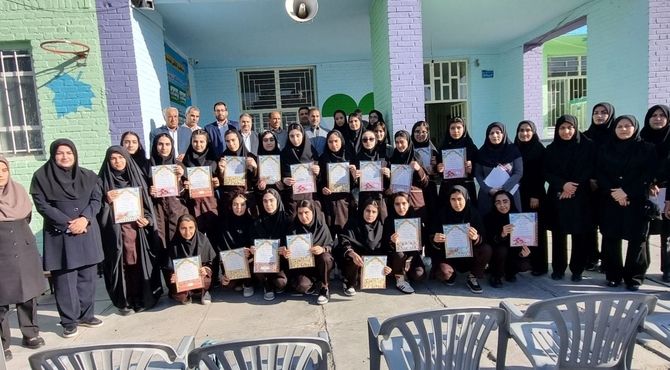 تقدیر از دانش‌آموزان موفق در آزمون تیزهوشان و نمونه دولتی در دبیرستان دخترانه شاهد
