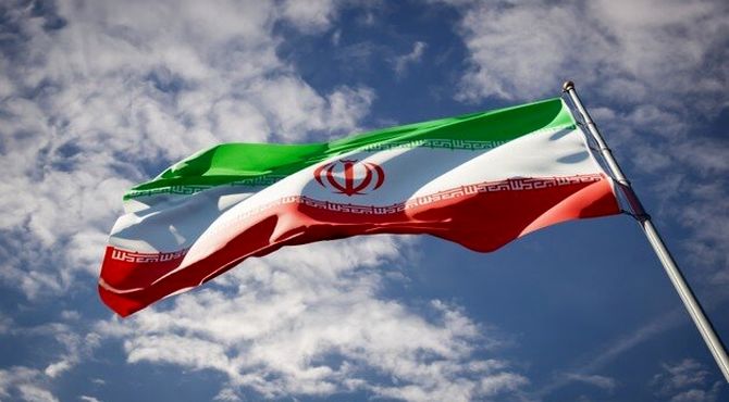 تا پای جان پشت رهبرمان ایستاده‌ایم