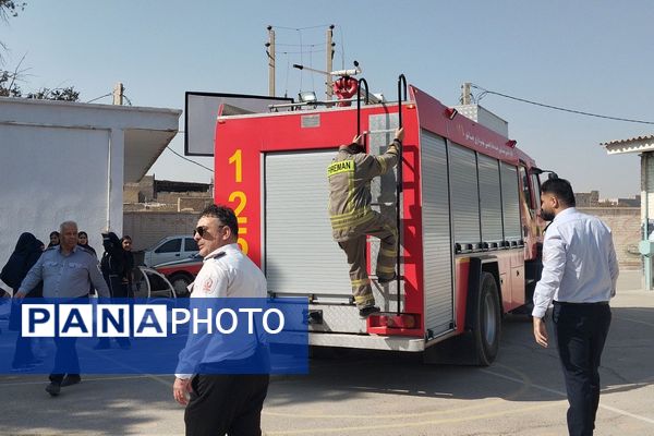 آموزش اصول اولیه آتش‌نشانی در مدرسه زکیه صباشهر