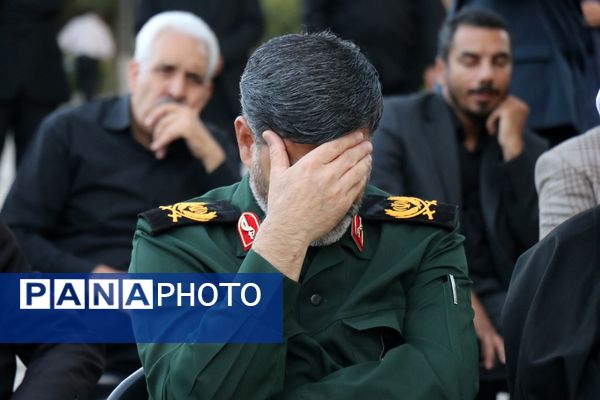 ادای احترام وزیر آموزش و پرورش و فرماندهان سپاه بر مزار سردار شهید کاظمی در بهشت رضا(ع)