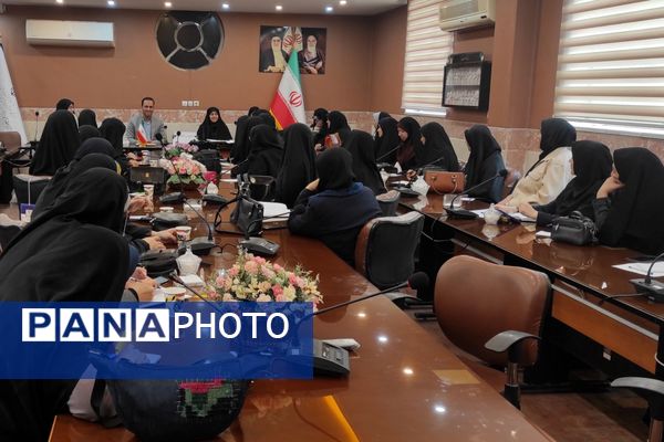 هم‌افزایی نیروهای پرورشی قطب پرند در نشست تخصصی رباط‌کریم