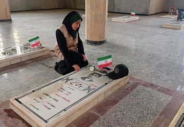 غبارروبی و عطر افشانی گلزار شهدای شهر بار در هفته دفاع مقدس