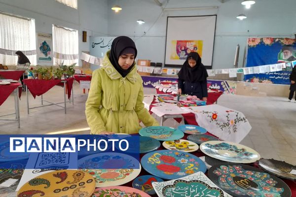 نمایشگاه و بازارچه هنرهای دستی در دبیرستان شاهد فیض شیراز 