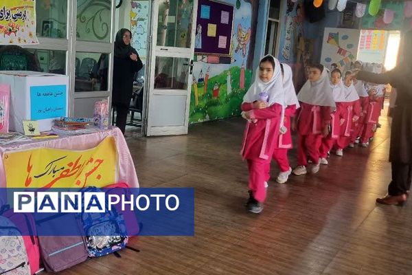 جشن عاطفه‌ها در دبستان دخترانه راهیان نور ناحیه دو شهرری 
