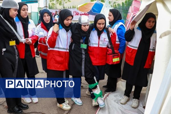 برنامه متمرکز مانور زلزله و ایمنی در دبیرستان فاطمیه شهر آببر