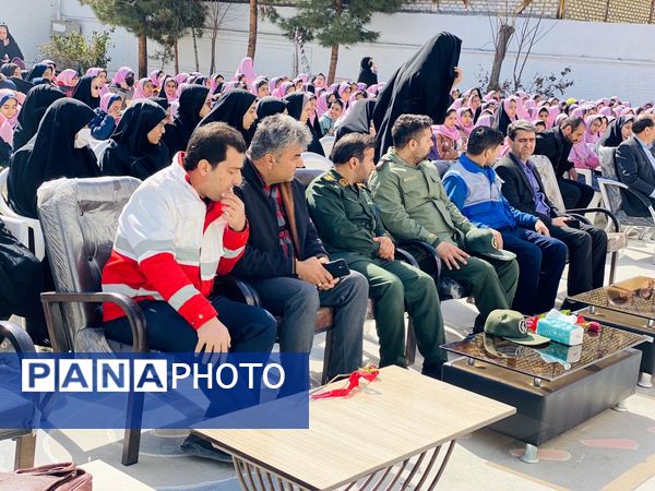 نواختن زنگ جشن نیکوکاری در دبستان زینب قهرمانی مه ولات