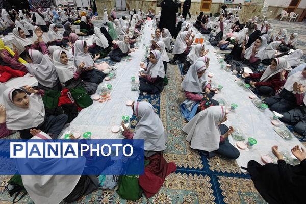 برگزاری سفره افطاری به مناسبت ماه مبارک رمضان در مدارس ناحیه دو شهرری 