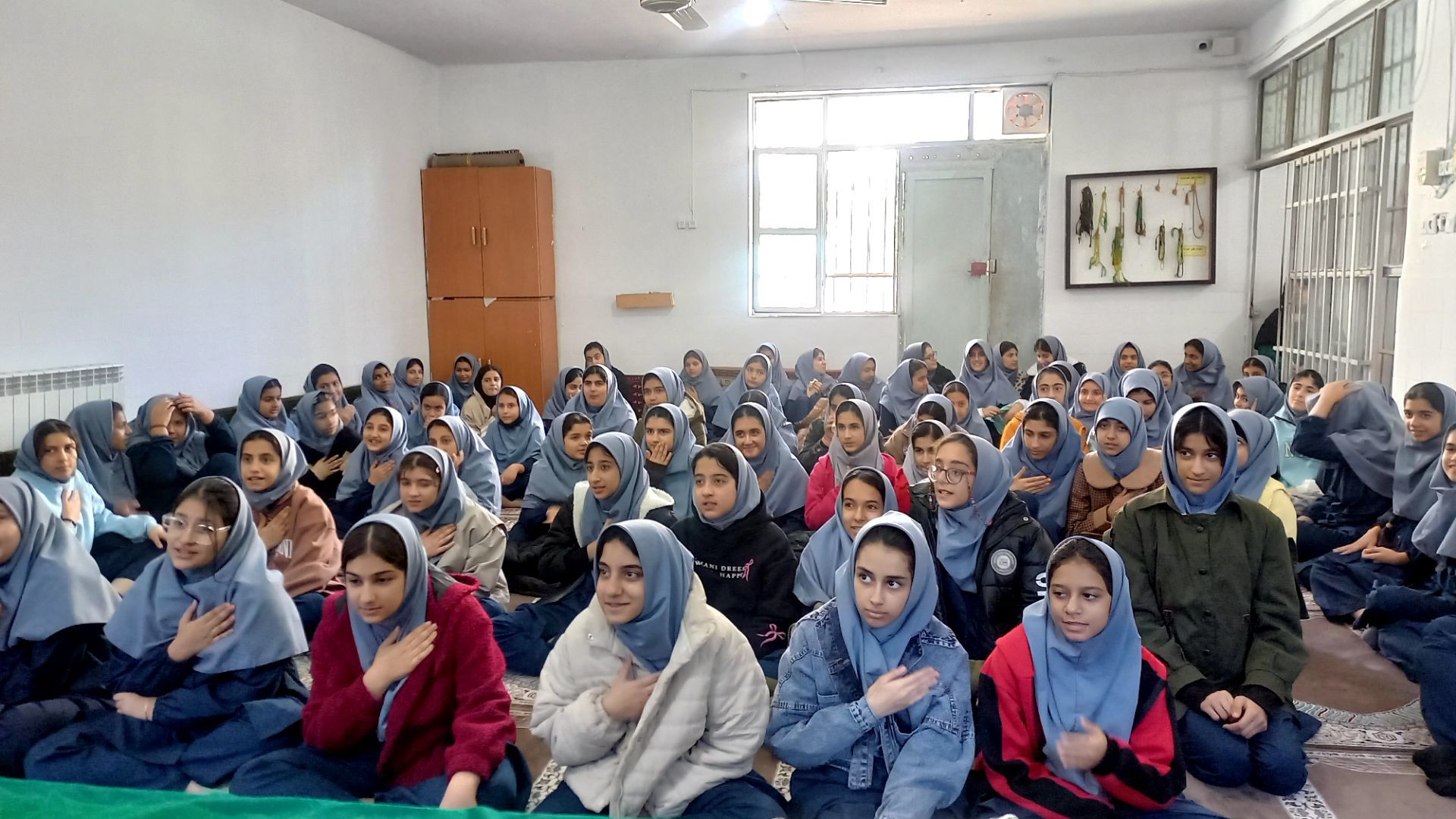 دانش‌آموزان دبیرستان حاج رحمت‌اله شیروانی در سوگ حضرت فاطمه زهرا(س)