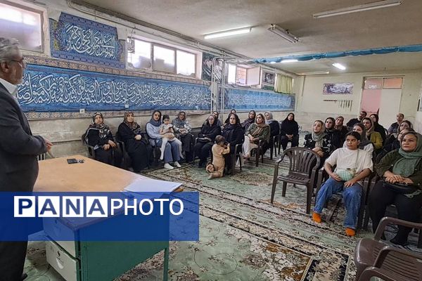 جلسه توجیهی هدایت تحصیلی با حضور مشاورین تحصیلی در دبیرستان فرزانگان شهرستان قدس