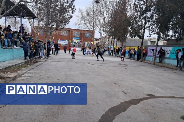 برگزاری مسابقه فوتبال گل کوچک درون مدرسه‌ای به‌مناسبت دهه فجر دبیرستان  پژوهش آشخانه 