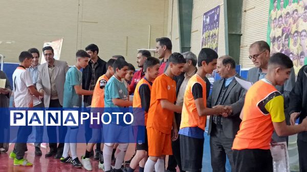 اختتامیه پرشور مسابقات فوتسال مدارس خلیل‌آباد با معرفی قهرمانان 
