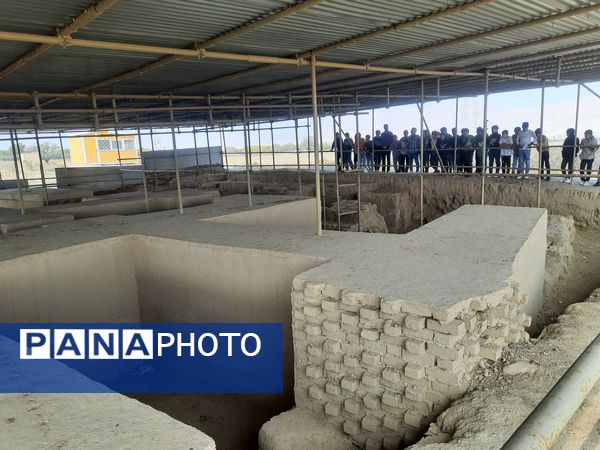 بازدید دانش‌آموزان دبیرستان نمونه دولتی پژوهش آشخانه از محوطه تاریخی ریوی