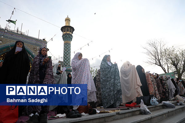 اقامه نماز عید سعید فطر- امامزاده پنج تن(ع) لویزان