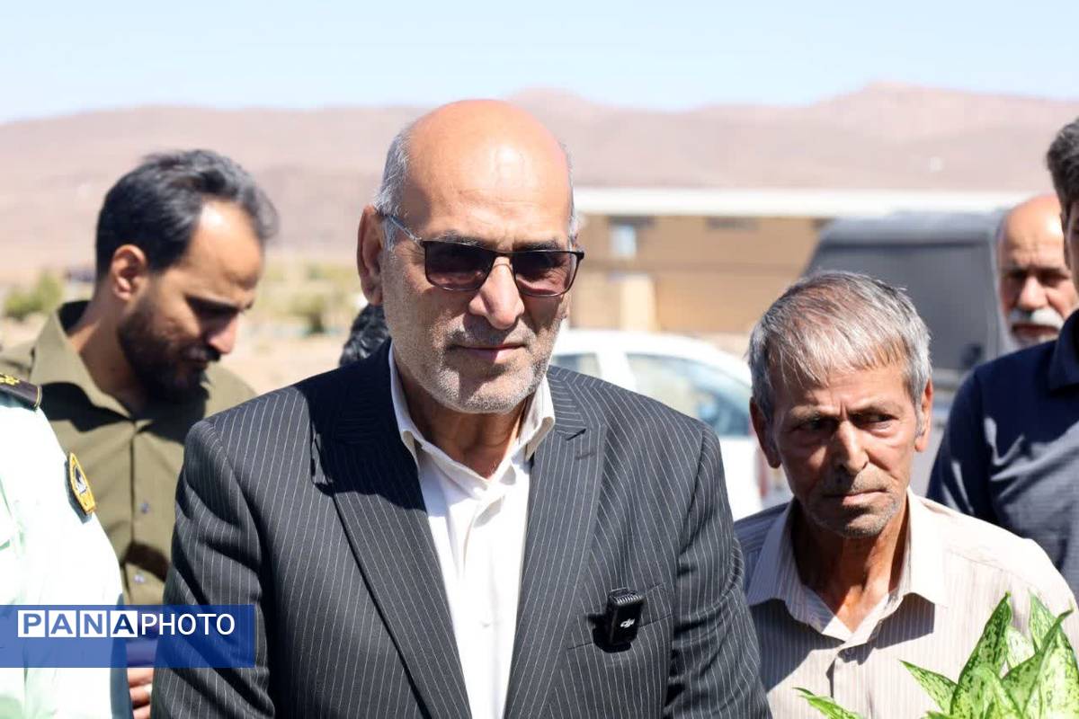 بازدید مدیرکل آموزش و پرورش استان یزد از آموزشگاه شهید نواب صفوی بهاباد