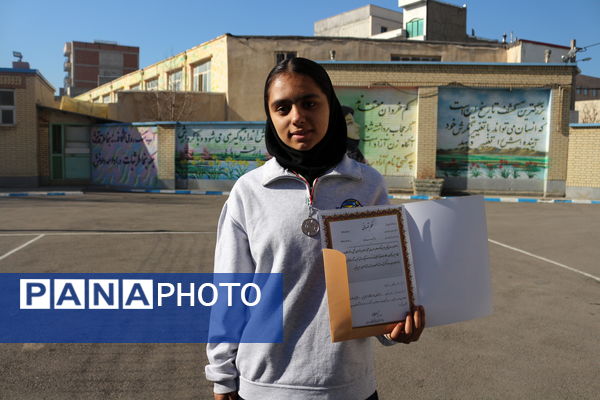 جشن یلدای دانش‌آموزی، در دبیرستان هیات امنایی دخترانه معراج اردبیل