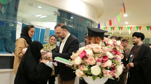 اهدای شاخه‌های گل به بیماران همزمان با ایام نوروز در قم