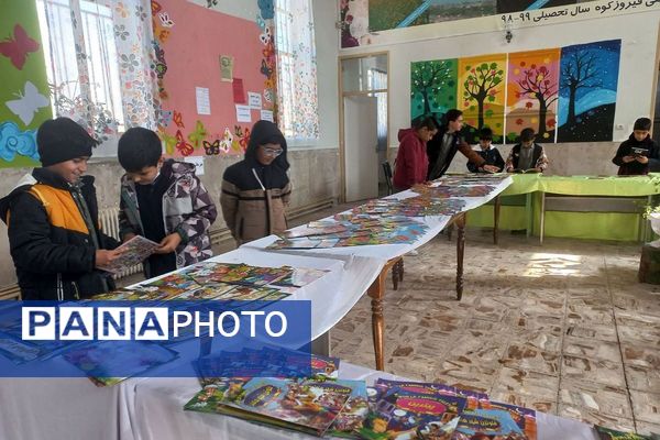 انس باکتاب و کتاب‌خوانی مدرسه باقرالعلوم شهرستان فیروزکوه