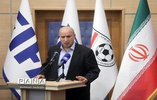 توپ فدراسیون فوتبال در زمین بهارستان؛ تاج و هیئت رئیسه فدراسیون میهمان مجلسی‌ها