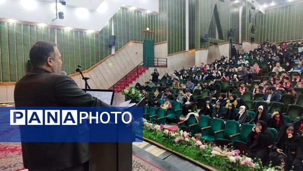 آیین تجلیل از دانش‌آموزان منتخب مسابقات قرآنی و فرهنگی 