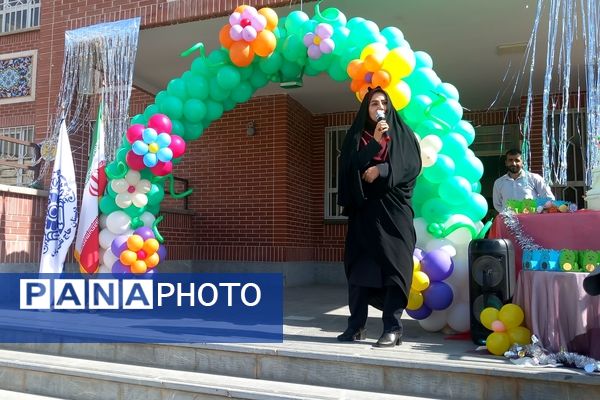 برگزاری جشن شکوفه ها در دبستان حاج تقی احدیان ناحیه ۶ مشهد