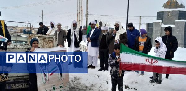 حضور پر شور فرهنگیان و دانش آموزان در کنار مردم ولایتمدار شهرستان صالح آباد در یوم الله ۲۲بهمن