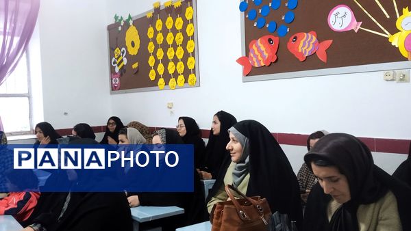 جلسه انجمن اولیا و ارائه کارنامه های هشدار به والدین در مدرسه شهید نجفی فدافن