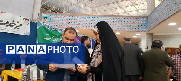 برپایی میز خدمت ادارات در مصلای نماز جمعه شهرستان محمودآباد