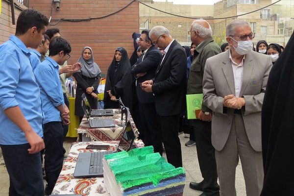 مراسم هفته پژوهش در دبیرستان بانو عفت آهنگری شهرری