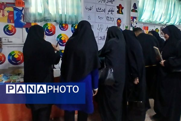 نمایشگاه دست‌سازه‌های خلاق در هنرستان تقوی‌پیشگان بهارستان۲