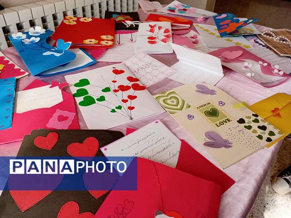 ساخت کارت پستال در هفته سلامت‌روان توسط دانش‌آموزان مدرسه مادرمهربان خلیل‌آباد