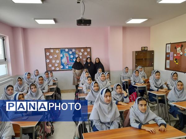 آیین نواخته شدن زنگ مهر در مدرسه شهدای بار فروش با حضور مسئولان استان و شهرستان کاشان