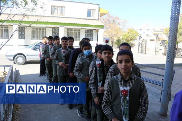 مدرسه باقرالعلوم (ع) فیروزکوه میزبان مراسم پرشور گلباران مزار شهدا با حضور مسئولان شد