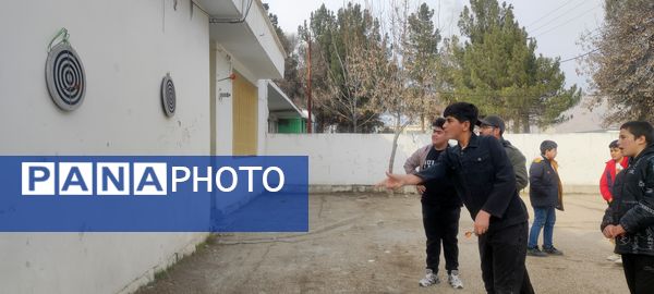 مسابقات دارت پدر و دختری به مناسبت روز پدر در دبیرستان شهید اسدالله شجاعی