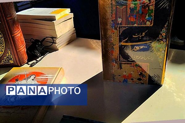 نمایشگاه کتاب و کتاب‌خوانی در اداره آموزش و پرورش اسلامشهر