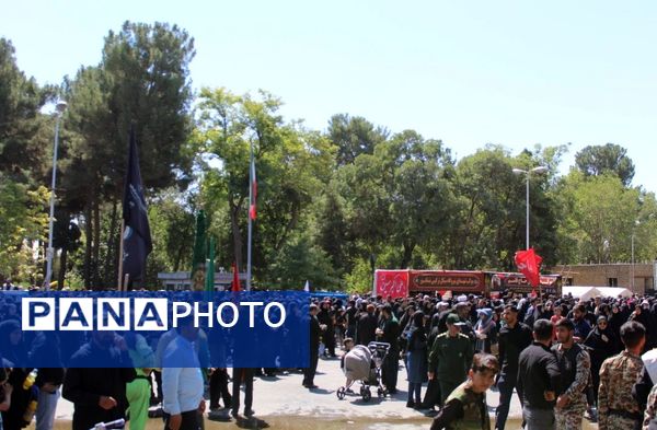 جاماندگان اربعین حسینی در  راهپیمایی حرم تا حرم نیشابور 