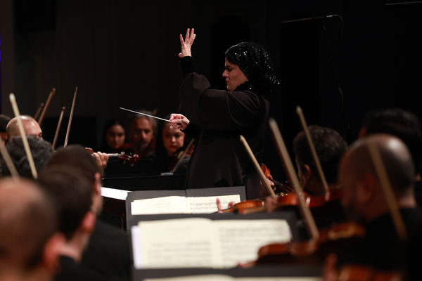 ارکستر سمفونیک تهران به رهبری «پانیذ فریوسفی»