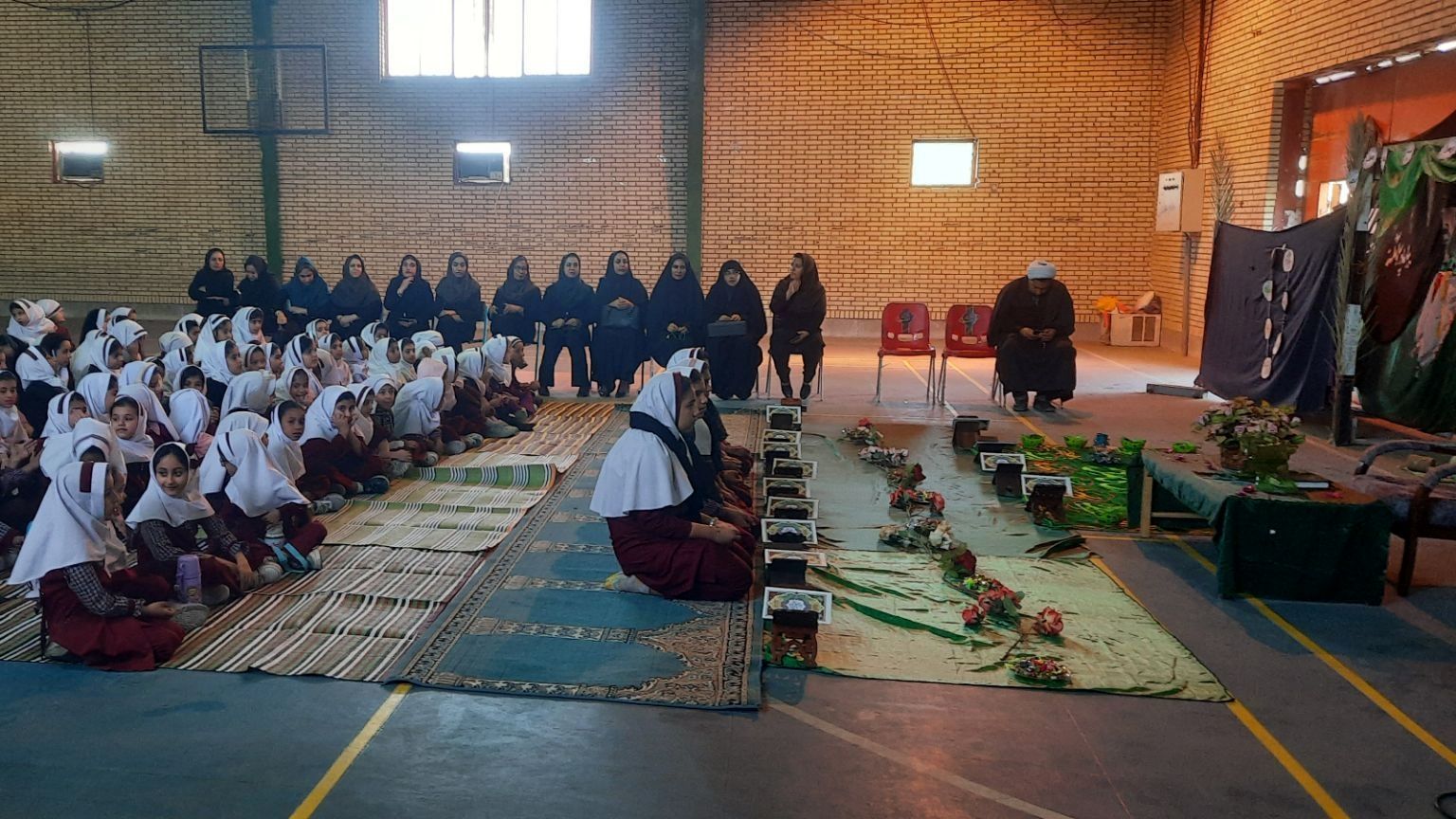 نور قرآن در ایام فاطمیه دبستان استقلال حاجی‌آباد را روشن کرد