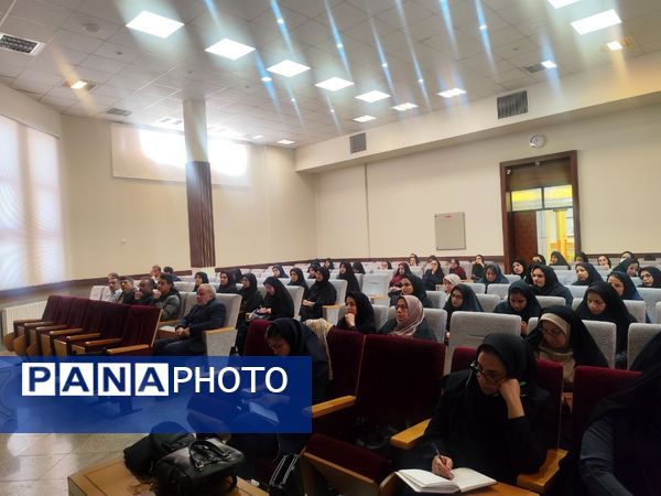 نشست تخصصی رابطین پژوهش؛ گامی برای توسعه علمی مدارس ناحیه ۶