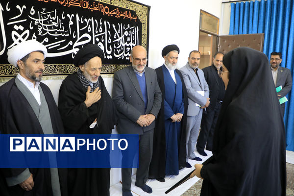 اهدای هدایای مقام معظم رهبری به دانش‌آموزان بیرجندی 